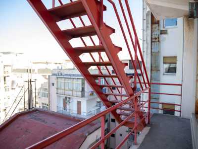 ...prima di accedere alla terrazza, che raggiungiamo attraverso una scala in ferro
